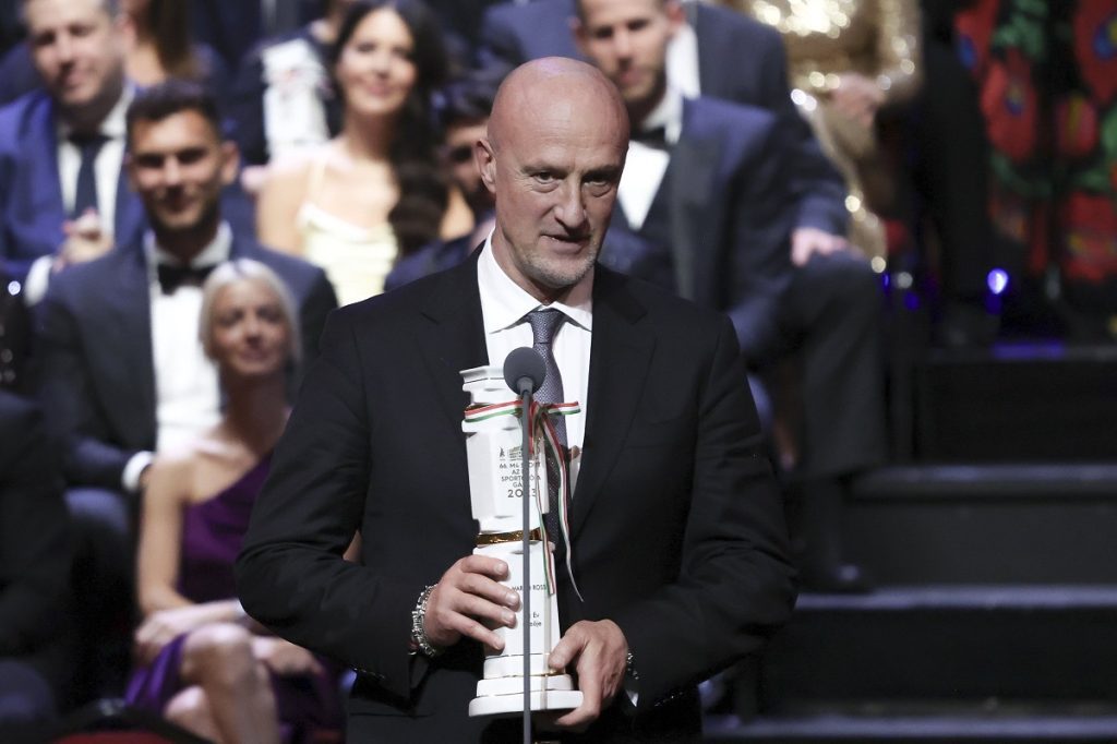 Budapest, 2024. január 8. Marco Rossi, a labdarúgó-válogatott szövetségi kapitánya beszél, miután átvette az Év edzõje díjat az M4 Sport-Az Év Sportolója Gálán a Magyar Állami Operaházban 2024. január 8-án. MTI/Hegedüs Róbert